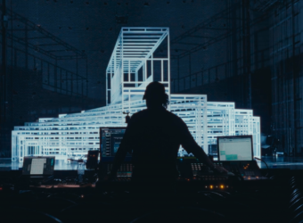 C Johanna Seggelke DTM Tonmeister Marius Juds am Tonpult