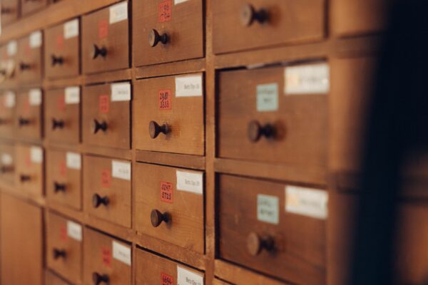 Reihen alter Archivschubladen der Fotosammlung des Museums