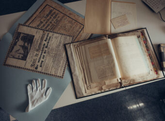 Arbeitsplatz mit Sammlung historischer Theater‑Autographen und Notizen auf Papier, eng beieinander liegend