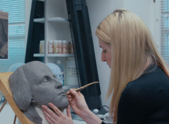 C Johanna Seggelke DTM Maskenbildnerin Laura Kaiser beim Modellieren der Shakespeare Maske