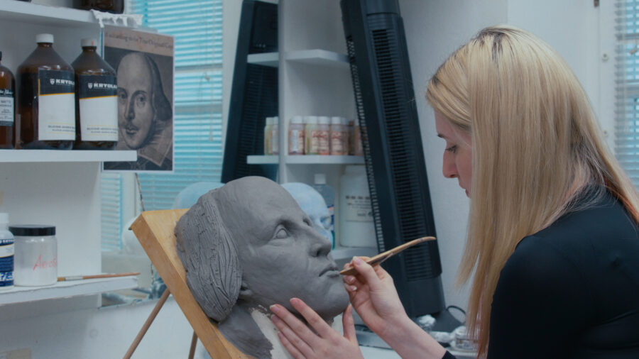 C Johanna Seggelke DTM Maskenbildnerin Laura Kaiser beim Modellieren der Shakespeare Maske